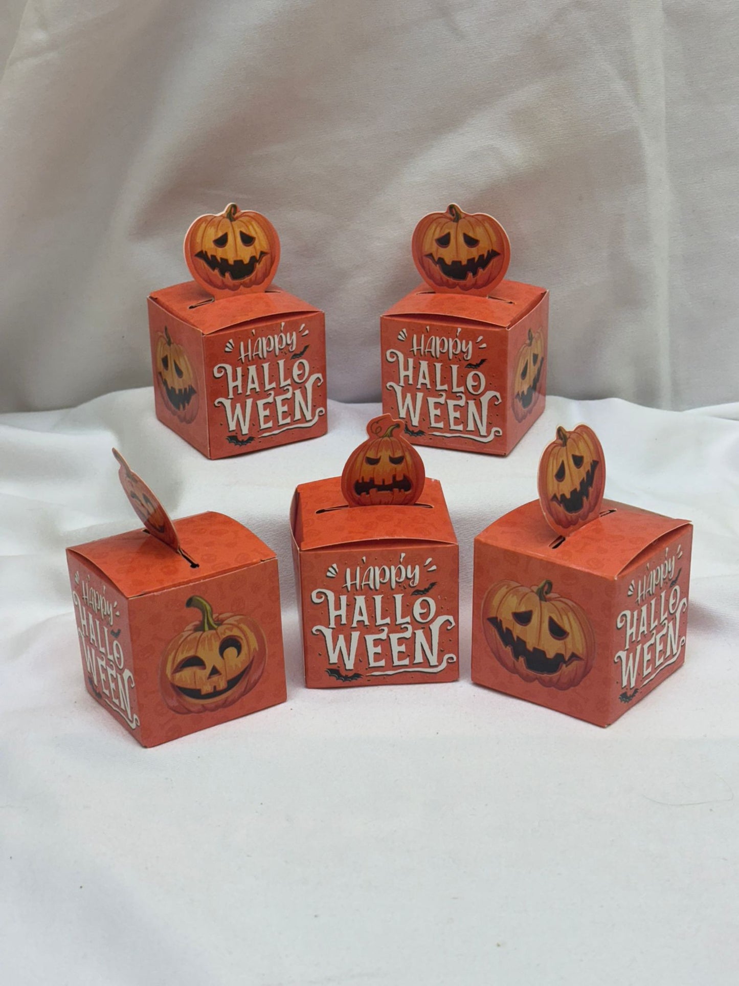 Cajitas de 60g de wax melts escalofriantes.