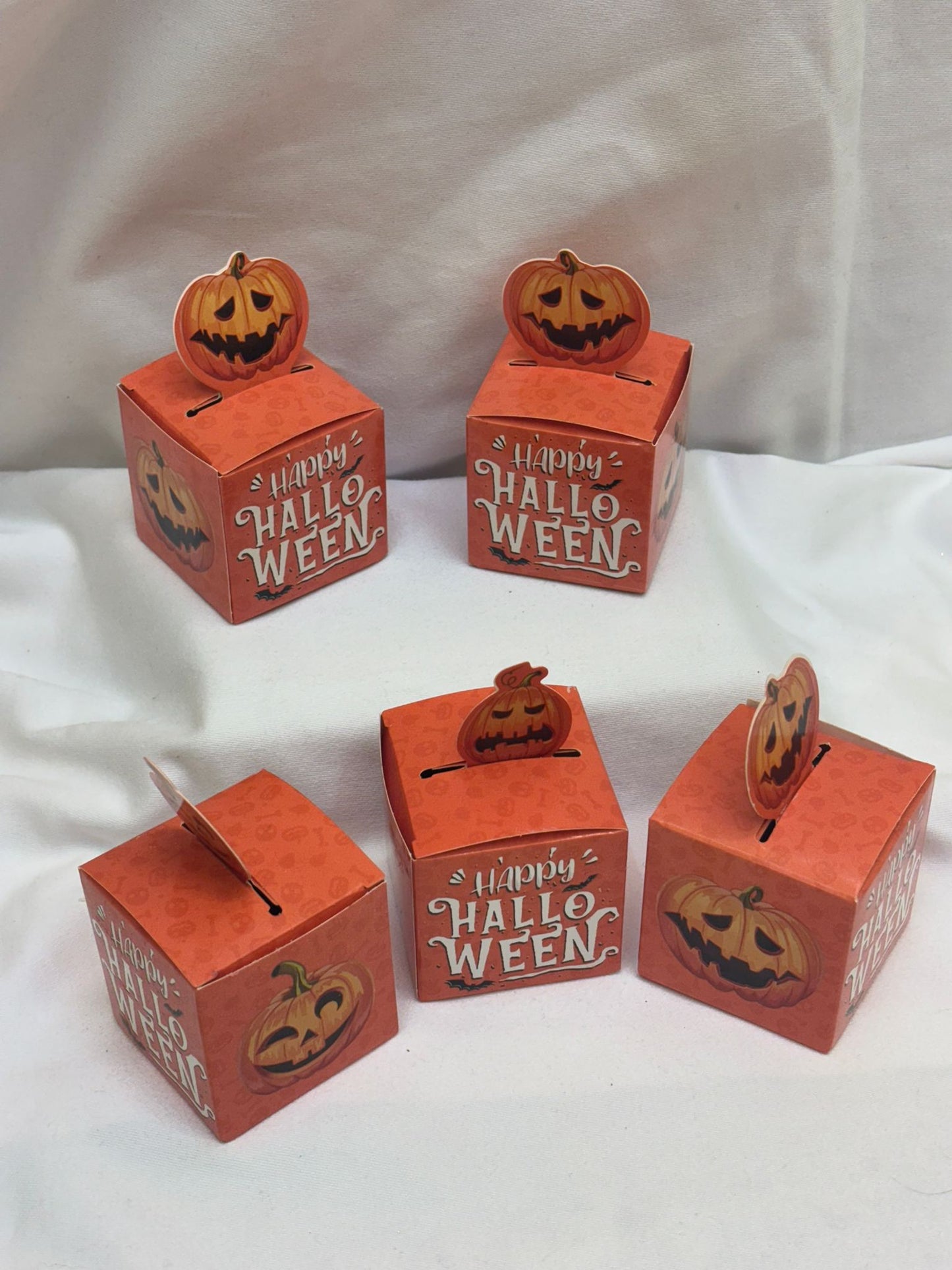 Cajitas de 60g de wax melts escalofriantes.